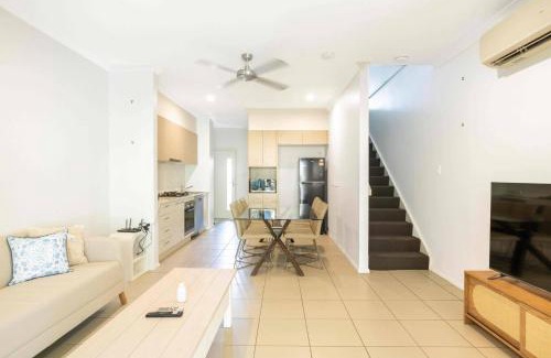 Gold Coast Casa | Zen Garden - Serene Townhouse