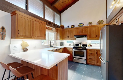 Hawaii Kai Casa | Zen home with fast WiFi, washer/dryer, koi pond & large lanai