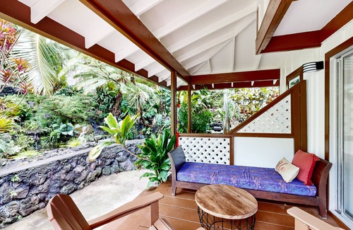 Hawaii Kai Casa | Zen home with fast WiFi, washer/dryer, koi pond & large lanai