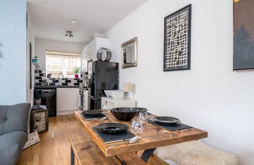 Lewisham Casa | Zen London living space with many transport links