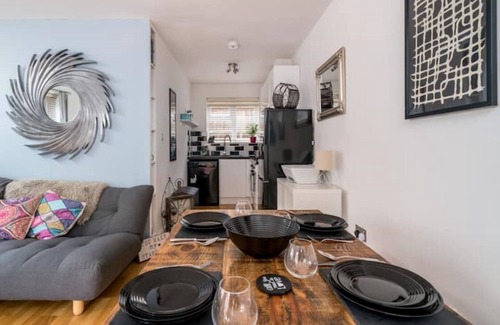 Lewisham Casa | Zen London living space with many transport links