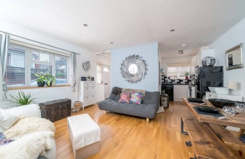 Lewisham Casa | Zen London living space with many transport links