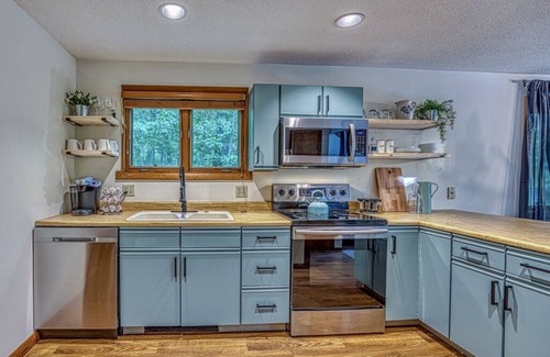 Campton Cabina | Zen Oasis - Cozy Private place in White Mountains w/Projector, Pool, Hot tub