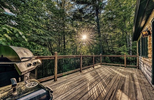 Campton Cabina | Zen Oasis - Cozy Private place in White Mountains w/Projector, Pool, Hot tub