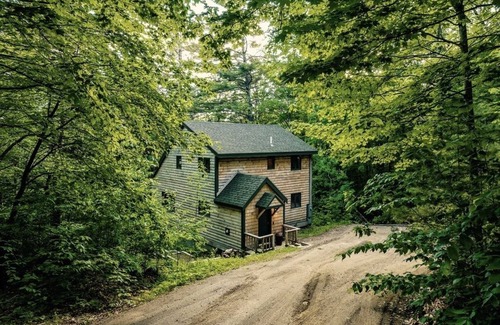 Campton Cabina | Zen Oasis - Cozy Private place in White Mountains w/Projector, Pool, Hot tub