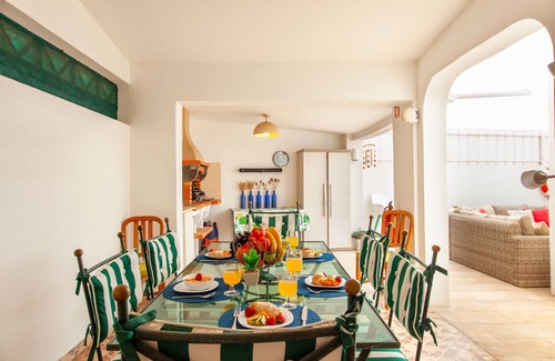 Albufeira Villa | Magnificent Villa with Heatable Pool, BBQ, AC & WiFi