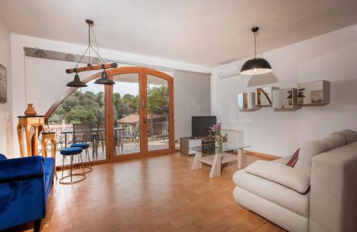 Makrys Tichos Apartamento | Zen Serenity Retreat with Great Outdoors, Pool & Parking