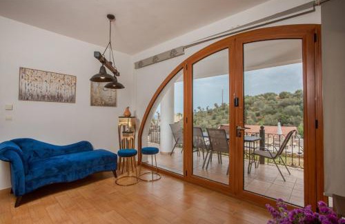 Makrys Tichos Apartamento | Zen Serenity Retreat with Great Outdoors, Pool & Parking