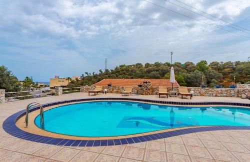 Makrys Tichos Apartamento | Zen Serenity Retreat with Great Outdoors, Pool & Parking