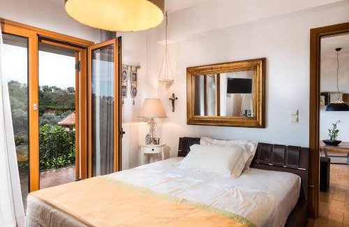 Makrys Tichos Apartamento | Zen Serenity Retreat with Great Outdoors, Pool & Parking
