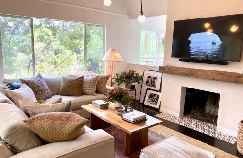 Woodland Hills Casa | Zen Treehouse Retreat-Great Views & Peaceful Decks
