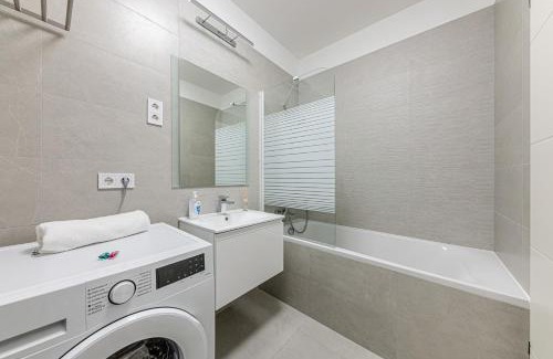 Zuglo Apartamento | Zenit Sunrise Oasis -Garage, Balcony & Smart TV