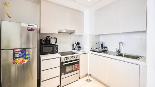 Abu Dhabi Apartamento | Zenith 1BR Retreat with Pool Access - Short Stroll to Yas Mall & Thrill Parks
