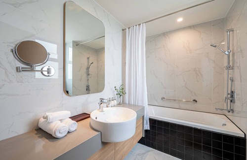 Phuong 1 Apartamento | Zenity City Lights-3BR Sanctuary w/Pool & Gym 1204