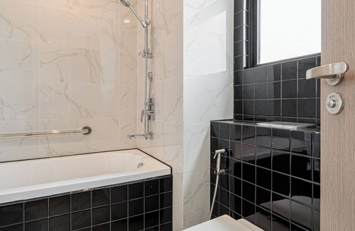 Phuong 1 Apartamento | Zenity City Lights-3BR Sanctuary w/Pool & Gym 1204