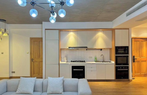Huangpu Apartamento | ZHome - HaiQi Garden - Four Bedroom Apartment on the Bund with Bund View