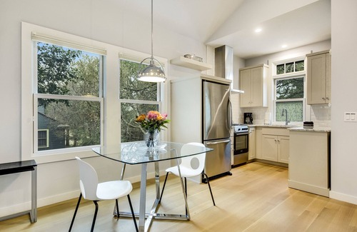 Barton Heights Casa | Austin Holiday Vibe! ¡Pasee a los restaurantes y al centro de la ciudad, cama King, vistas a los árboles!