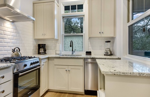 Barton Heights Casa | Austin Holiday Vibe! ¡Pasee a los restaurantes y al centro de la ciudad, cama King, vistas a los árboles!