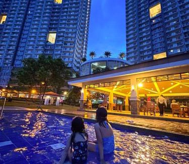 Quezon City Apartamento | Zinnia Towers 1BR Condo with PS4 Karaoke Netflix & Swimming Pool
