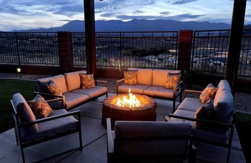 La Verkin Casa | Zion Getaway - Beautiful Mountain Sunset Views