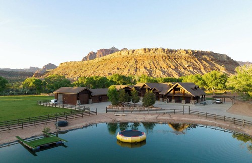 Zion National Park South Entrance Casa | Zion Reunions Retreats Bodas: Capacidad 55 ppl Pvt: Piscina, teatro, fútbol sala