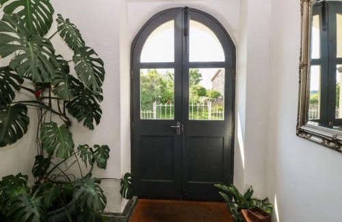 Carew Newton Casa | Zoar Chapel