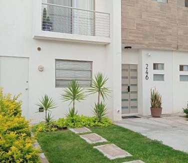 Torreon Casa | Zona TSM 2 habitaciones 2 camas 1 sofa cama circuito privado casa completa con todas las comodidades para trabajar o descansar en familia