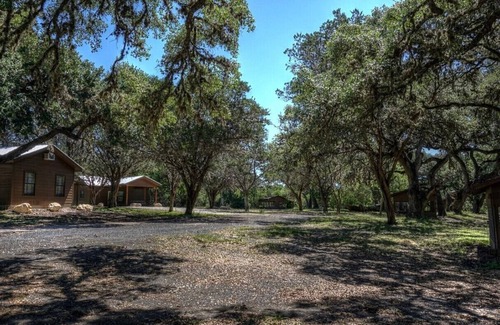 Uvalde County Cabina | Zubers - CA -H Cabin H