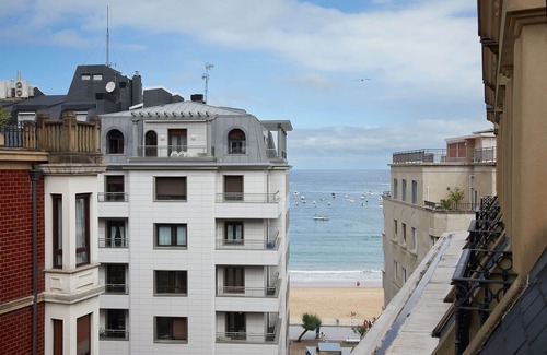 San Sebastian Centro Apartamento | Zubieta Playa 3 by FeelFree Rentals
