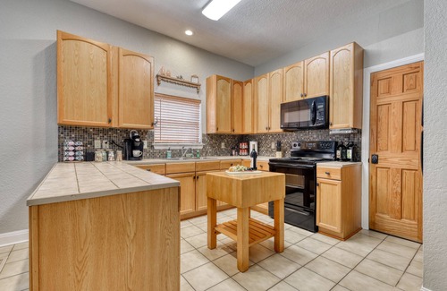 New Braunfels Casa | ZunkHouse Platz - Downtown - River Access - Backyard Oasis