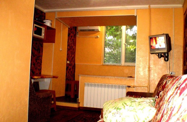 Небольшая студия, пр. Центральный, 148, 1этаж-9этажного дома, WI-FI, 2 дивана и 2 кресла