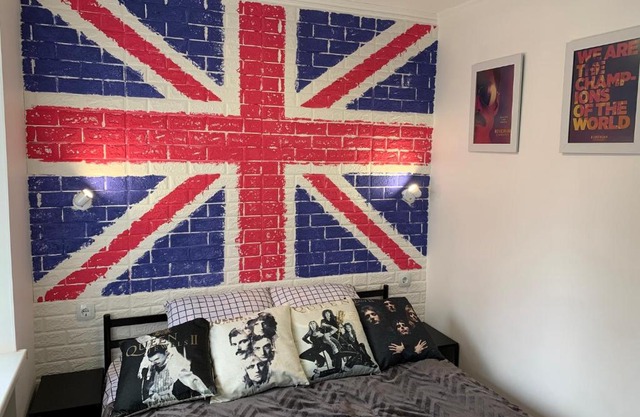 Рок-н-ролл студии в центре Киева на Подоле Queen и The Beatles