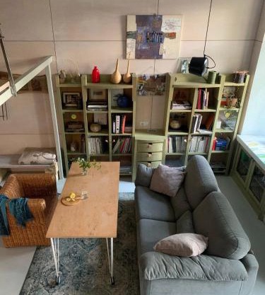 Студія з внутрішнім півповерхом.