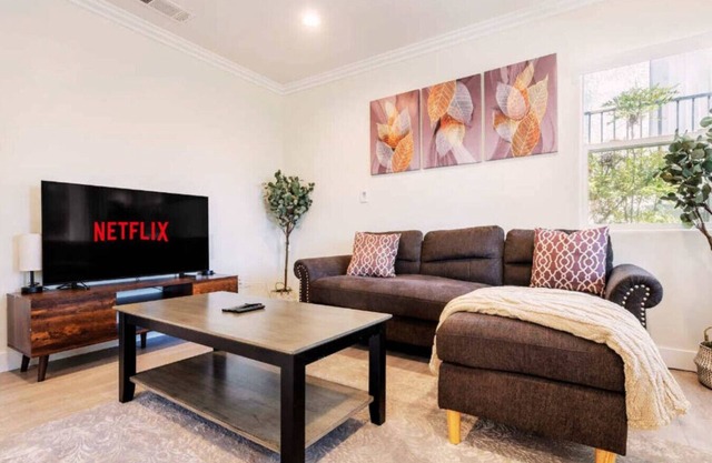 ৎ୭Serene Home in Central Burbankৎ୭