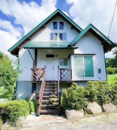 一棟まるっと温泉別荘 天井高7ｍ 50インチ映画見放題 屋根付BBQ 街まで車7分 湯布院30分 アニメ聖地10分