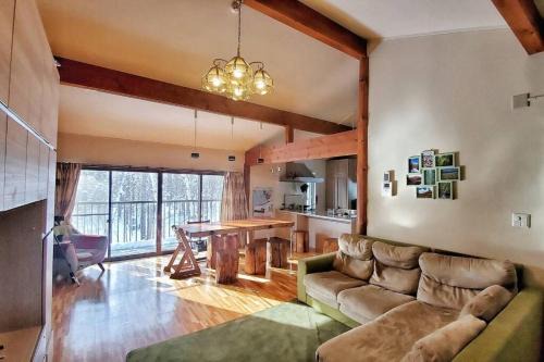 『一軒丸々貸切』徒歩5分圏内カフェ 自然を満喫 Modern Ski Chalet +WiFi & 5min walk to cafes.