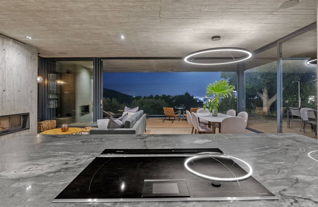 006 BOND VILLA