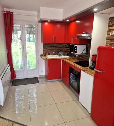 02 - Très joli 2 pièces avec 3 lits pouvant accueillir jusqu'à 5 personnes, situé au rdc avec entrée indépendante, une place de parking réservée devant l'entrée et terrasse sur l'arrière donnant sur parc arboré, tout le linge de maison est fourni