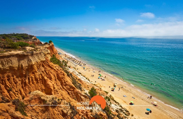 #037 Panorama Flat w/ Shared Pool by Home Holidays