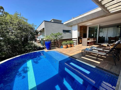 066 - Casa com piscina e vista ao mar para alugar em Bombinhas