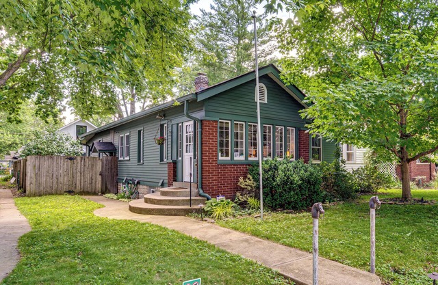 1/2 Mi to Indy Motor Speedway: Home w/ Yard!