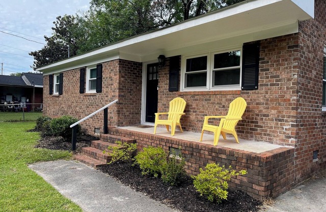 1.2 Miles from ECU Campus just off 10th, Fully equipped 3Bed / 2Bath House.