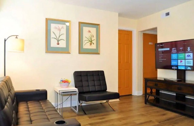 1 #23 - 4 Bedroom Condo - McCormick Place, Wintrust Arena, Chinatown