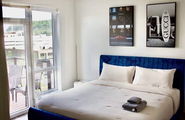 1 bd / 1 ba with balcony, minutes to downtown Pitt, amenities included
