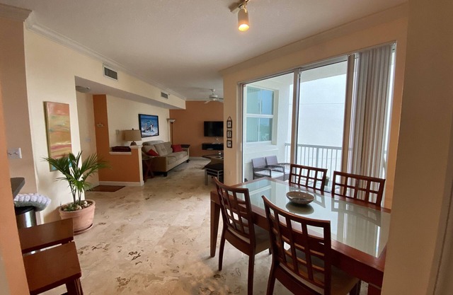1 Bd frente a la playa a pie a Bal Harbour Tiendas, restaurantes, supermercados y tiendas