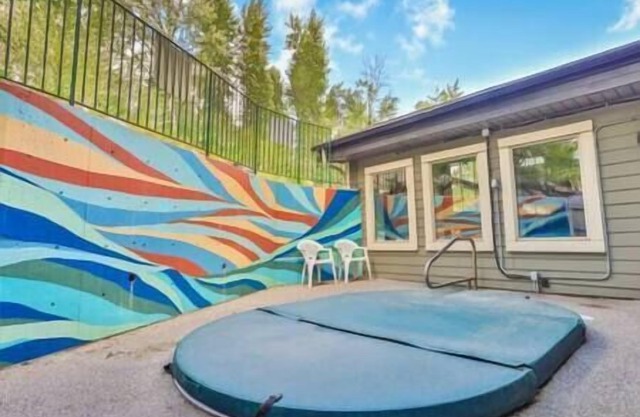 Newly Renovated / Hot Tub / King Suite
