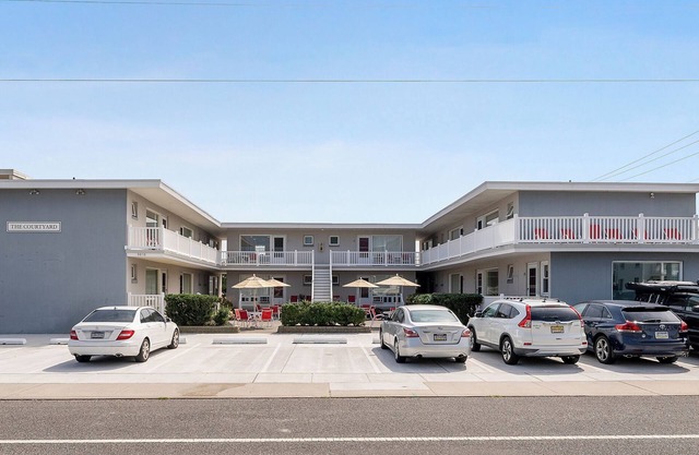 1 Bed/ 1 Bath Full Kitchen close to Downtown and Beach