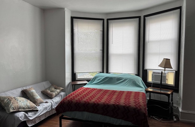 1 bedroom apartment across from Temple Hospital