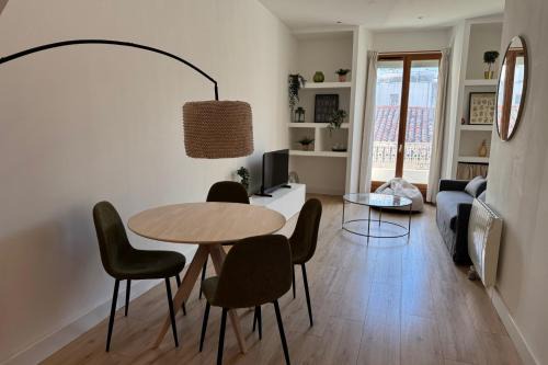 1 bedroom apartment with balcony - near park