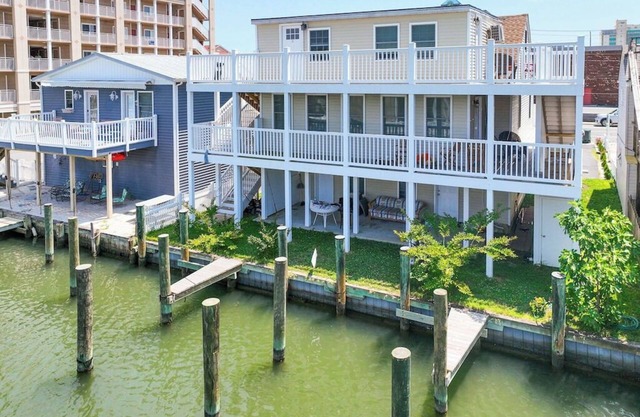 1-Bedroom Bayside Canal front Condo. In the heart of downtown OC.